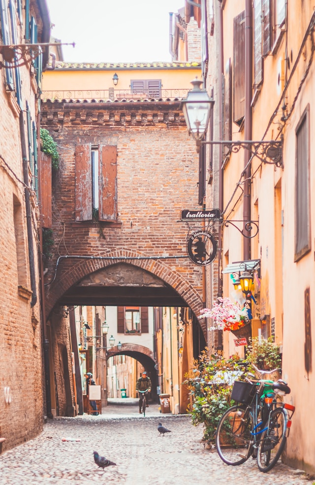 Eine Gasse in einer Altstadt mit Kopfsteinpflaster