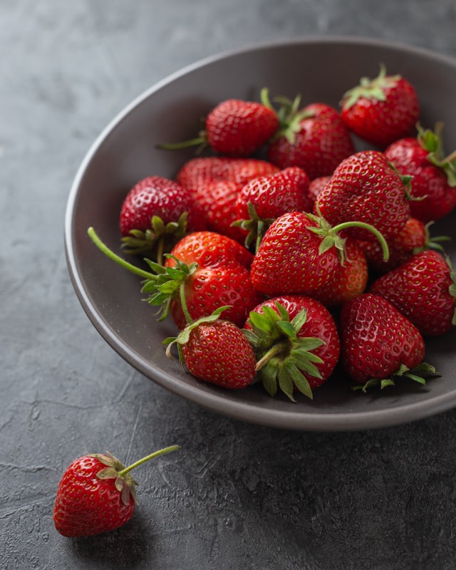 Eine Schüssel mit frischen Erdbeeren