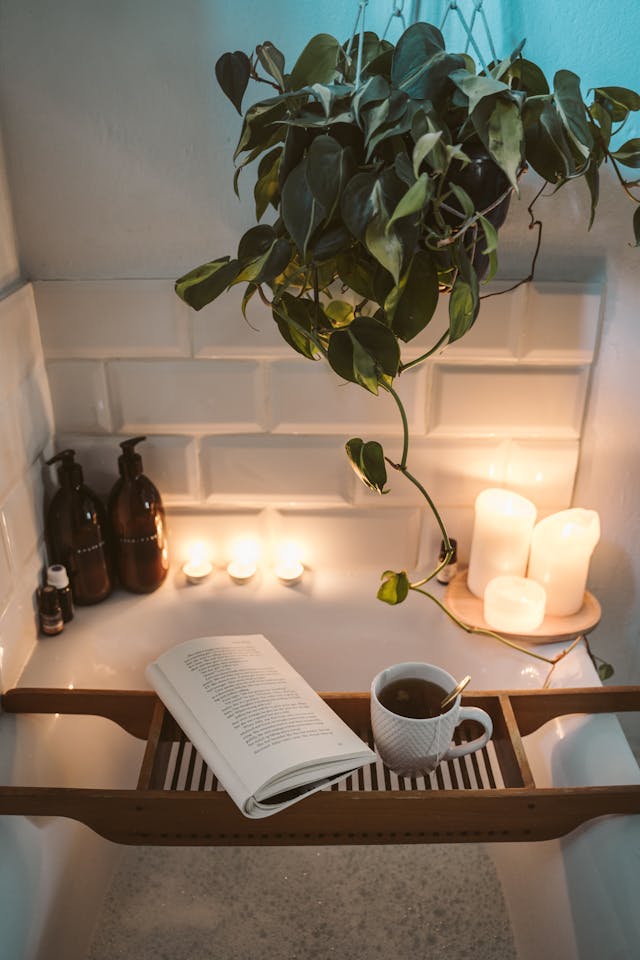 Eine Badewanne, ein Buch, Kerzen und Kaffee